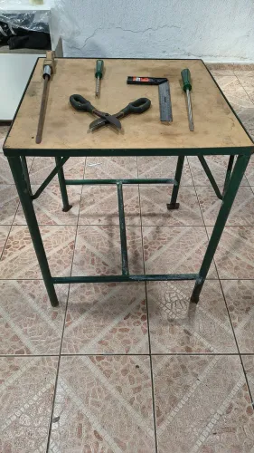 Mesa de 80x80de ferro com ferramentas 