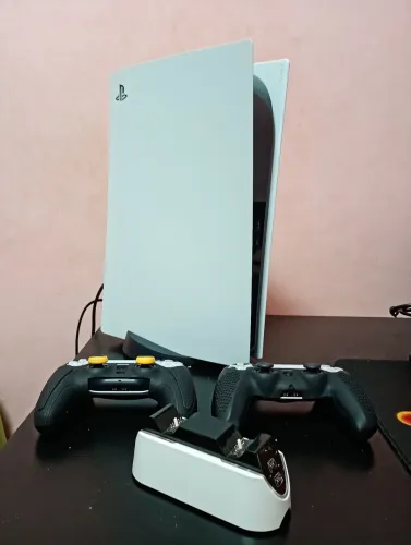 Playstation 5 com 2 controles