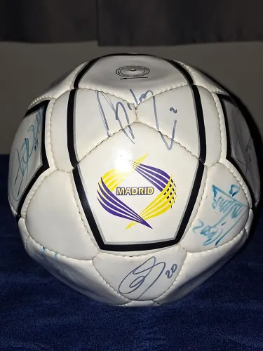 Bola Original do Real Madrid autografada pelos Galácticos (2004) - Item raro de coleção
