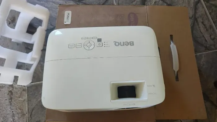 Projetor Benq + Tela elétrica de 100"