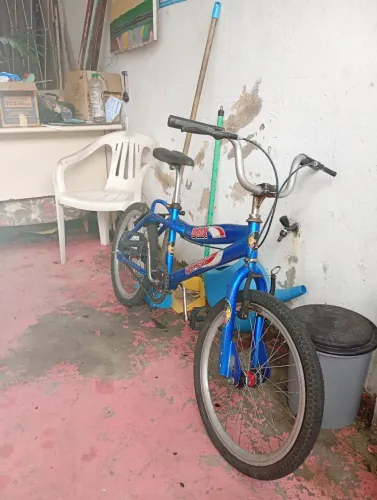 Bike tá com os cubos de rolamentos novos feios de plástico e guiado um pouco mal pintado 