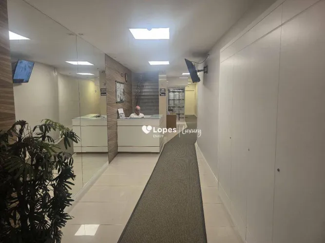 Sala Comercial à Venda em Copacabana | Edifício Bandeirantes, 28m² e Portaria 24h