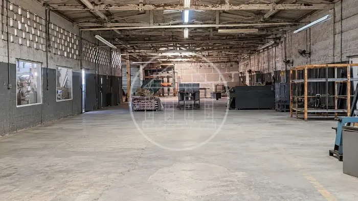 Galpão logístico com 741m², Pé-Direito de 6m, Mais de 20 Vagas e Portaria 24 horas para Lo