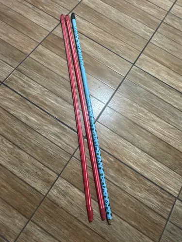 3 Cabos de Vassoura e Rodos 120cm de Madeira Plastificado com Rosca e Ponteira de Pendurar