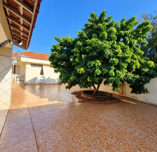 Casa Comercial com 4 dormitórios sendo 1 suíte no Centro de Bauru-SP