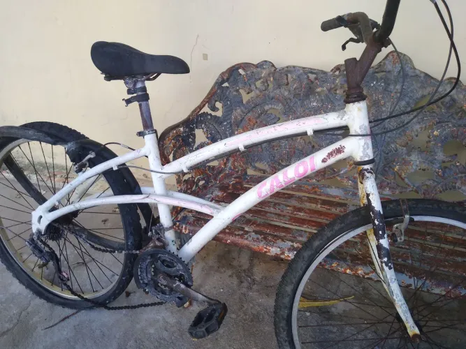 Bicicleta retirada de peças