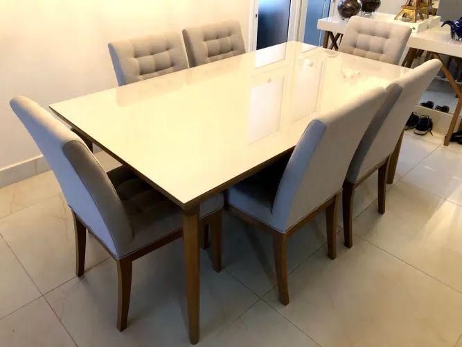 Mesa e cadeiras em madeira