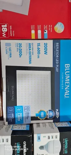 Vendo 3 refletores LED 200w bivolt na caixa.