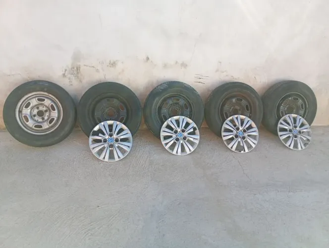 5 RODAS ARO 13 FURAÇÃO 4X100 COM PNEUS BONS VALOR 600,00 REAIS 