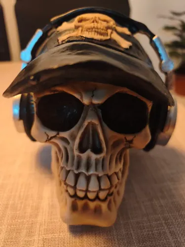 Estatueta Caveira Com Fone E Boné Em Resina