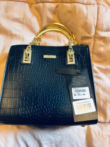 Bolsa preta croco com detalhe corrente dourada