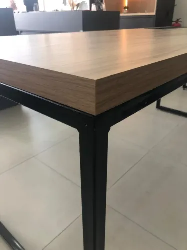 Mesas Escritório premium MDF Nogueira + estrutura metalon + organizador de mesa embutido