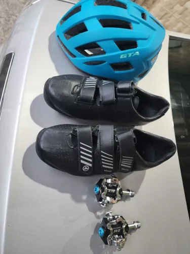 Sapatilha com taquinho e pedal clipe mais um capacete