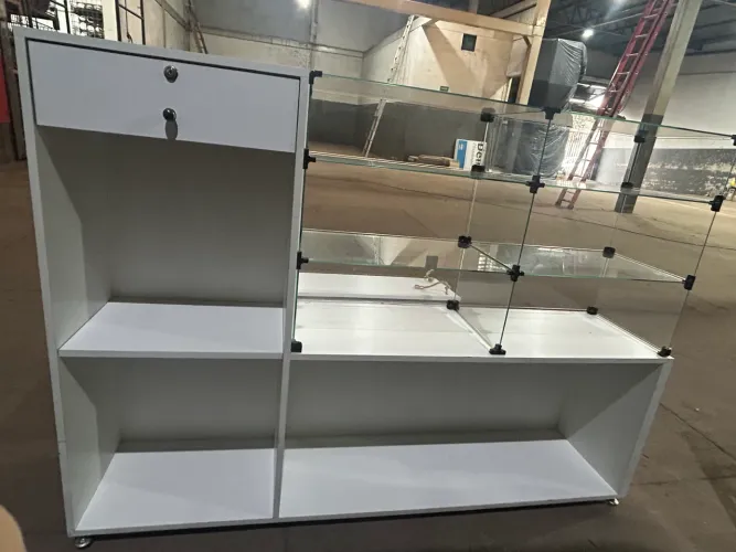 Balcão Vitrine Expositor com Nichos e Armário Superior 