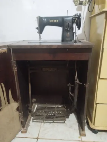 Máquina de costura Singer manual antiga