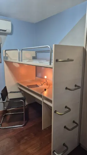Cama suspensa com escrivaninha tok&stock usada.