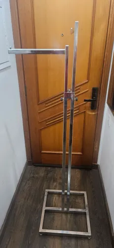Arara de metal.