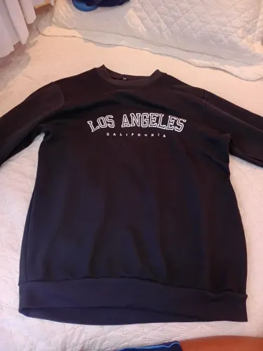 Um moletom super na moda e estilos, bem macio, preto da losangos, combina com TUDO!