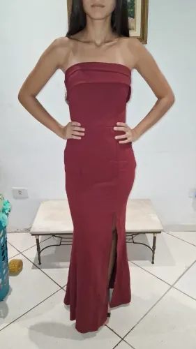 Vestido Longo Tomara que Caia Bordô com Fenda Frontal e Modelagem Sereia