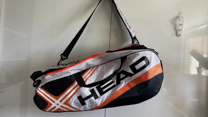 Raqueteira HEAD Radical (C/ Porta Tênis) + 12 Bolas Babolat Gold