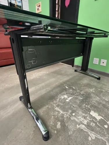 Mesa de Escritório com tampo de vidro