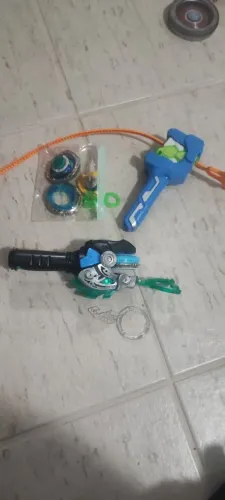 Kit Beyblade Burst - Lançador, Pião e Acessório Original