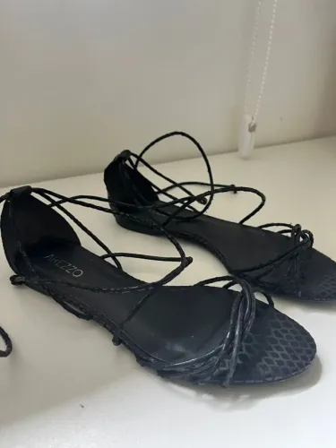 Sandália Rasteira em couro com tiras, tam 35, marca Arezzo