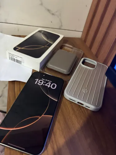 ? iPhone 16 Pro Max 256GB Titanium Natural - Estado de Novo + Caixa e Acessórios