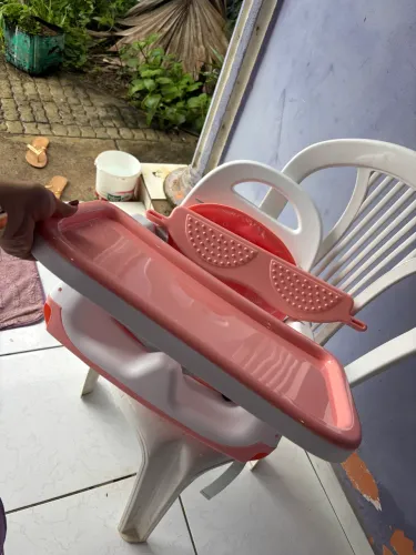 Esta é uma cadeira de alimentação portátil Maxi Baby Zest na cor rosa.