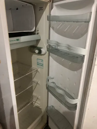 vendo geladeira, funciona normalmente o problema é o ferrugem e o pé que tá quebrado 