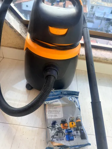 Aspirador usado poucas vezes, e vem com um saco de lixo.
