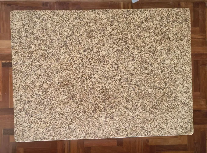Tampo de mesa em granito bege