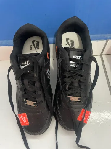 Dois pares de sapatos por R$100,00