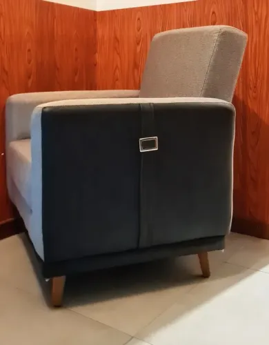 Poltrona Cinza com lateral de Couro Preto