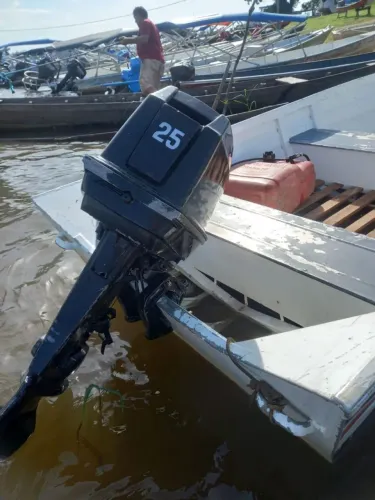 Bote com motor de 25 HP 10.000