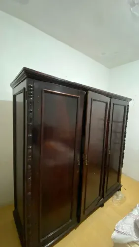 Vende Guarda roupa de Madeira