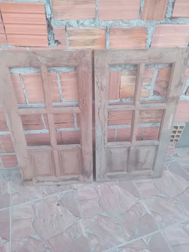 Vendo 2 janelas de madeira usadas em bom estado de uso