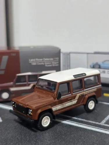 Land Rover Defender 110 - MiniGT