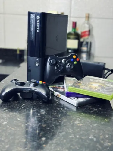 Xbox 360 Slim Conservado + 2 Controles + Jogos