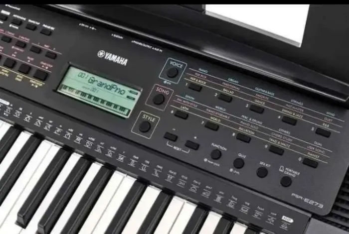 Yamaha PSR-E273 Semi-novo+Pedal + Suporte para partitura