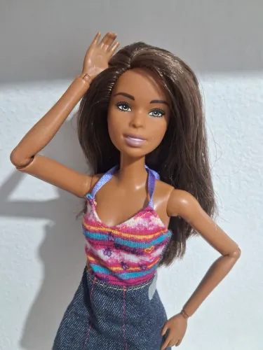 Barbie negra articulada 