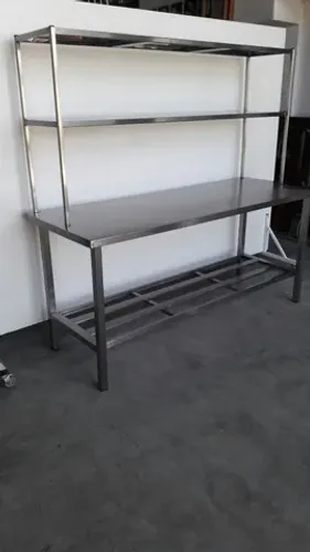 Mesa inox com prateleiras de apoio lisas