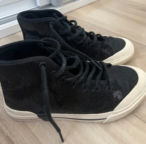 Tênis preto Arezzo com paetê bordado