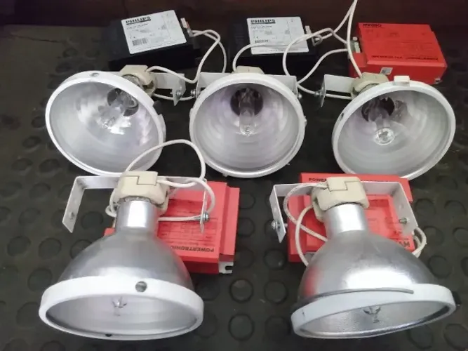 REFLETORES COM LAMPADAS E REATOR