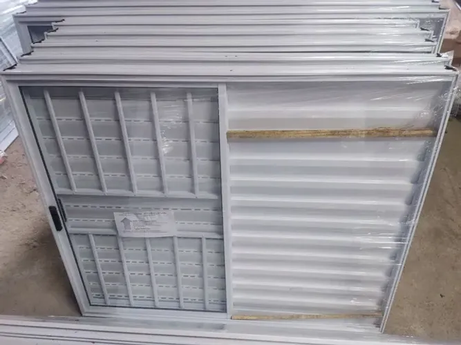 Veneziana alumínio branca com vidros e grades 1,00 x 1,00