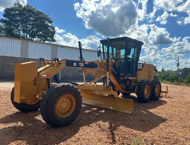 Motoniveladora Caterpillar 12K ano 2017 com 14.500 horas e ripper traseiro