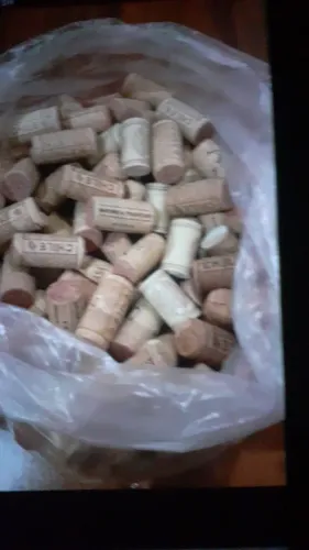 Vendo rolhas de cortiça. 