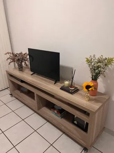 Rack de TV em madeira com rodinhas