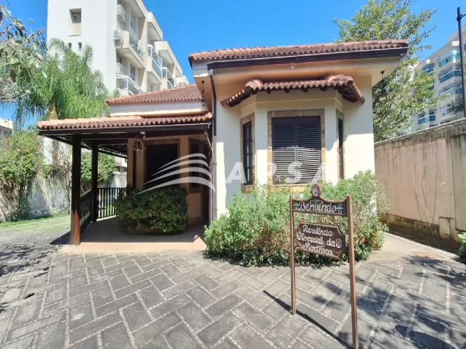 LINDA E VERSÁTIL PROPRIEDADE DISPONÍVEL PARA ALUGUEL NA FREGUESIA - JACAREPAGUÁ. COM 690M²