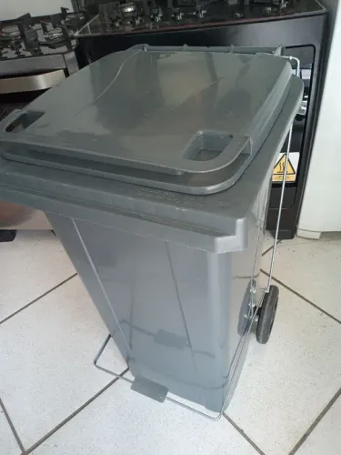 Lixeira 120l com pedal e rodinhas nova